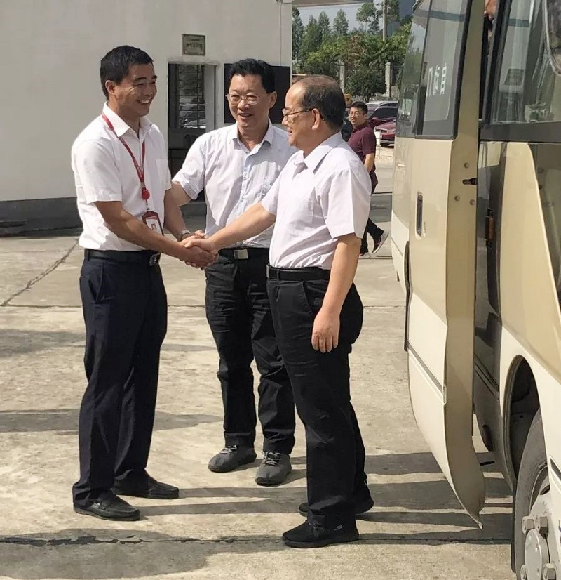 自治區(qū)黨委書(shū)記鹿心社蒞臨天龍泉酒業(yè)開(kāi)展視察工作 自治區(qū)黨委書(shū)記鹿心社蒞臨天龍泉酒業(yè)開(kāi)展視察工作